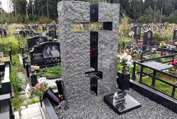 Памятник из двух вертикальных стел в виде креста